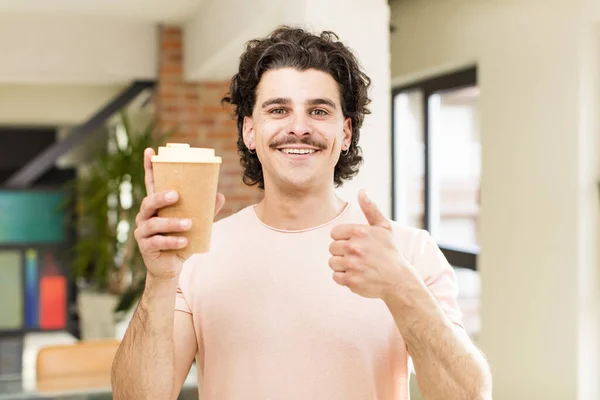 Jovem Bonito Homem Segurando Uma Bebida Café Quente Casa Interior — Fotografia de Stock