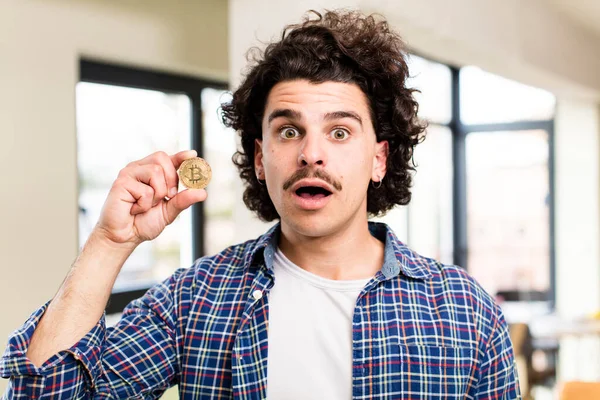 Mladý Pohledný Muž Bitcoin Doma Interiér — Stock fotografie