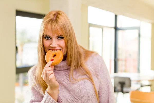 ドーナツを着た若い可愛い女性 家庭内での不健康な食事の概念 — ストック写真