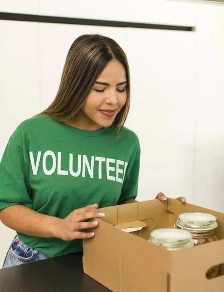 Pretty Latin Woman Volunteer Donation Concept — Stock Photo, Image