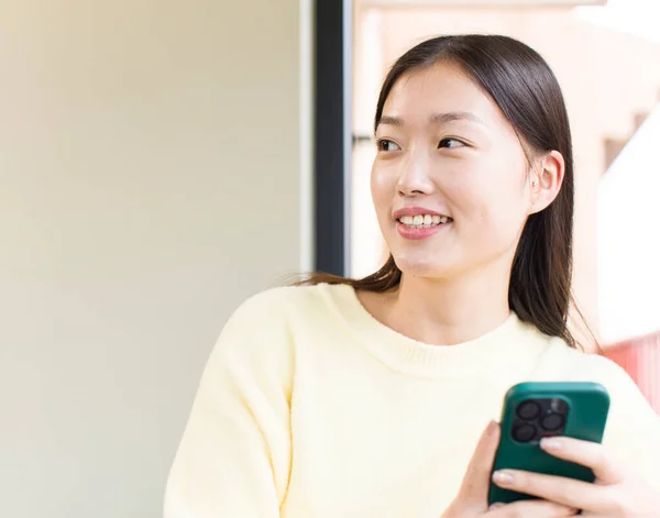 Aziatische Mooi Vrouw Met Behulp Van Een Smartphone Winkelen Thuis — Stockfoto
