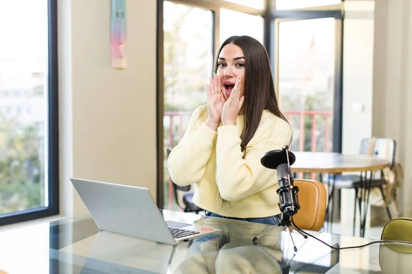 Young Pretty Influencer Woman Telecommuting Home — Foto Stock