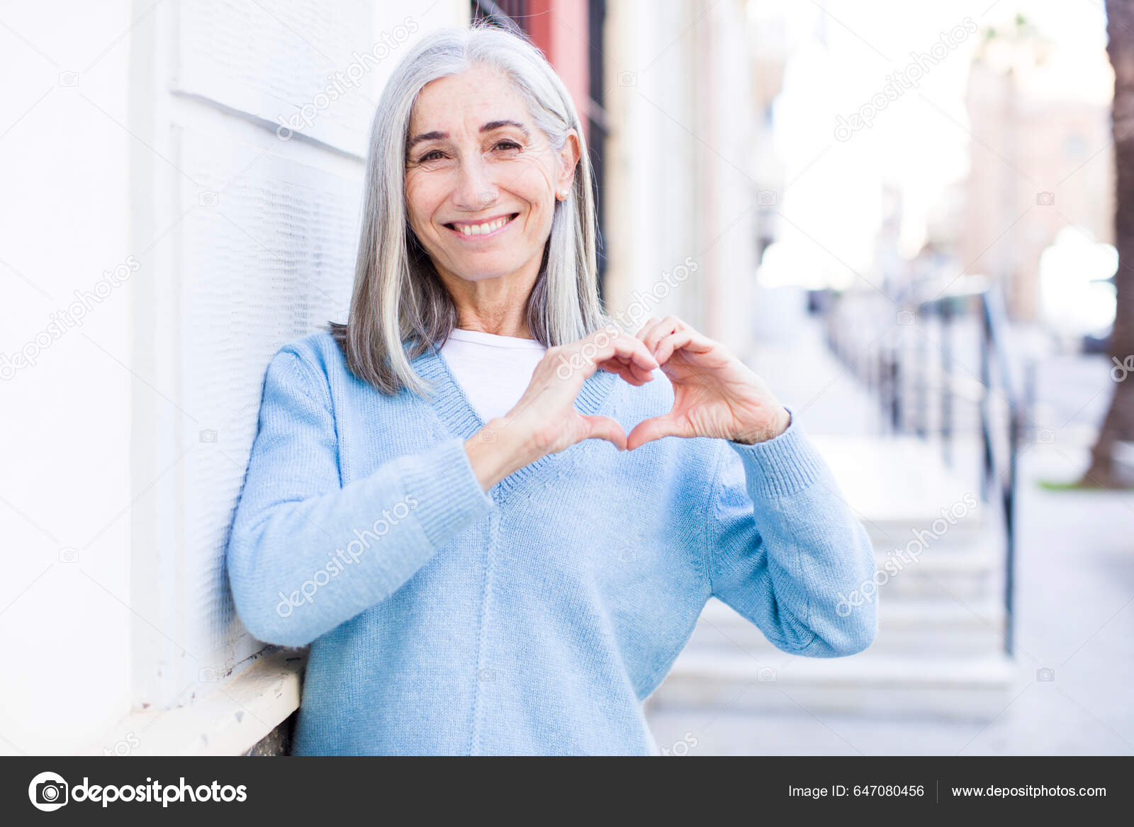 Senior Retired Pretty White Hair Woman Smiling Feeling Happy Cute — Stock  Photo © kues #647080456