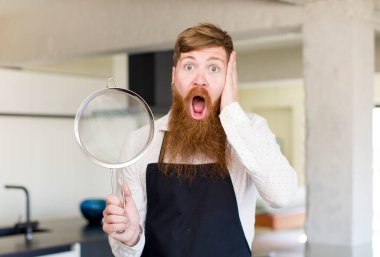 Kızıl saçlı adam mutfakta kendini çok şaşırmış ve şok olmuş hissediyor. Şef konsepti