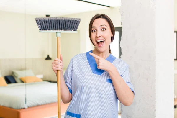 Young Pretty Woman Looking Excited Surprised Pointing Side Housekeeper Concept — Foto Stock