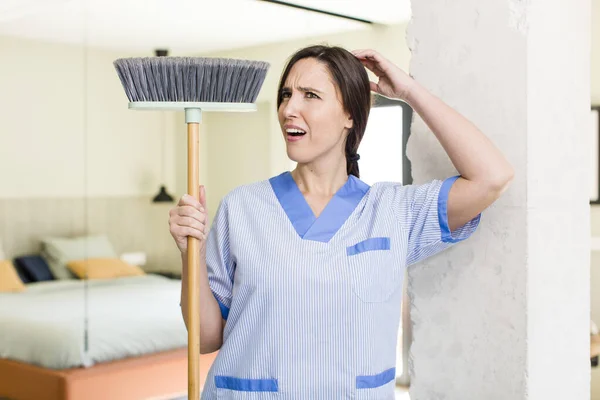 Young Pretty Woman Feeling Puzzled Confused Scratching Head Housekeeper Concept — Stock Photo, Image