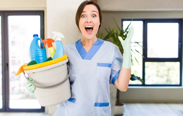 Young Pretty Woman Feeling Happy Astonished Something Unbelievable Housekeeper Concept — Stockfoto