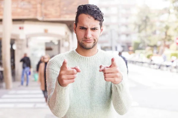 Genç Latin Asıllı Bir Adam Kamerayı Iki Parmağıyla Kızgın Bir — Stok fotoğraf
