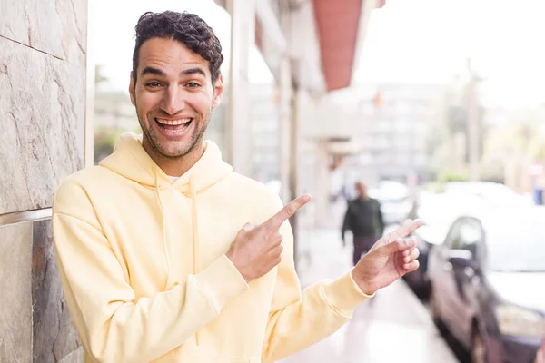 Junger Hispanischer Mann Lächelt Fröhlich Und Zeigt Auf Den Platz — Stockfoto