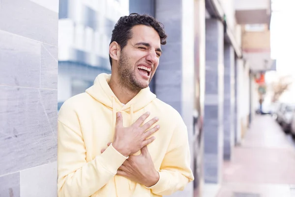 Νεαρός Ισπανός Γελάει Δυνατά Ένα Αστείο Νιώθει Χαρούμενος Και Χαρούμενος — Φωτογραφία Αρχείου