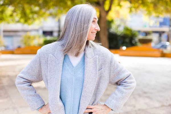 Senior Gepensioneerde Mooie Witte Haar Vrouw Die Gelukkig Vrolijk Zelfverzekerd — Stockfoto