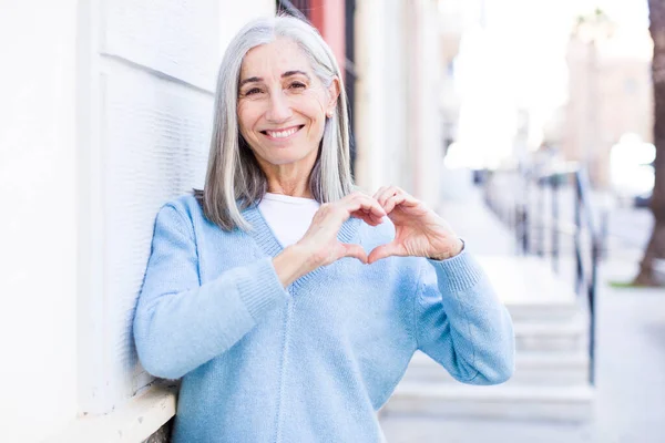 Senior Rentner Hübsche Weiße Haare Frau Lächelnd Und Glücklich Fühlen — Stockfoto