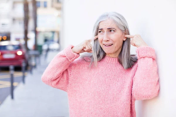 Senior Jubilado Bastante Mujer Pelo Blanco Buscando Enojado Estresado Molesto —  Fotos de Stock