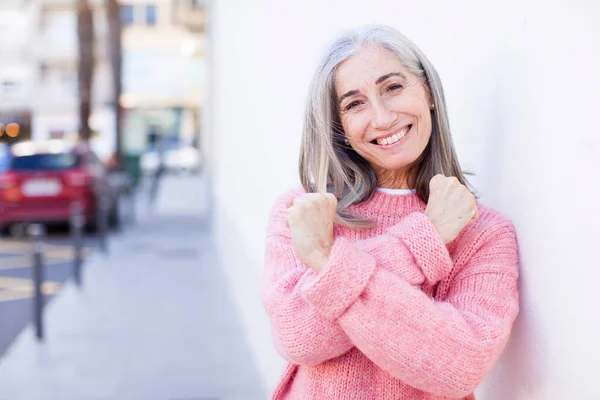 Senior Rentner Hübsche Weiße Haare Frau Lächelt Fröhlich Und Feiert — Stockfoto