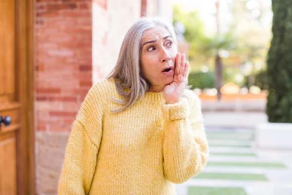 Yaşlı Emekli Güzel Beyaz Saçlı Kadın Ağzı Açık Şok Olmuş — Stok fotoğraf