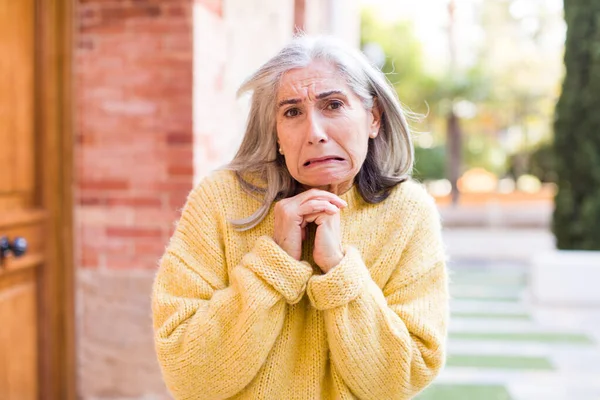 Yaşlı Emekli Güzel Beyaz Saçlı Endişeli Endişeli Korkmuş Panikleyen Dişlerini — Stok fotoğraf