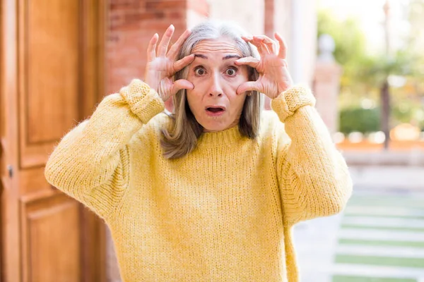 Senior Retired Pretty White Hair Woman Keeping Eye You Trusting — Stock Photo, Image