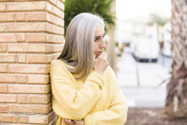 Nyugdíjas Csinos Fehér Hajú Zavartnak Vagy Kételkedőnek Érzi Magát Egy — Stock Fotó