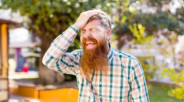 Rudowłosy Brodaty Facet Śmiejący Się Uderzający Czoło Jakby Mówił Doh — Zdjęcie stockowe