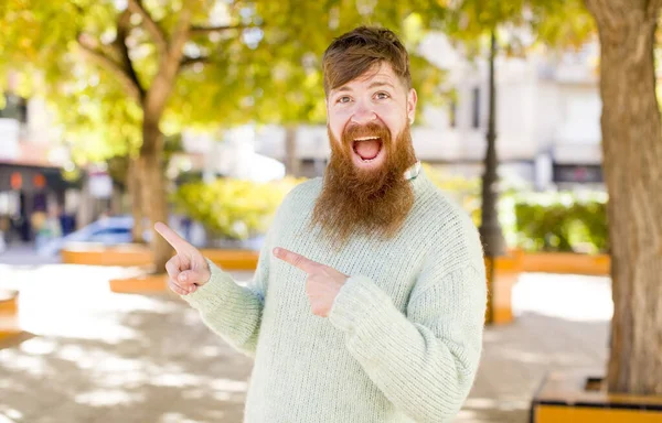 Рыжеволосый Бородатый Мужчина Чувствует Радость Удивление Улыбаясь Шокированным Выражением Лица — стоковое фото