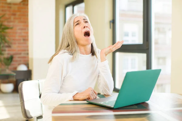 Mulher Bonita Sênior Gritando Com Mãos Com Laptop — Fotografia de Stock
