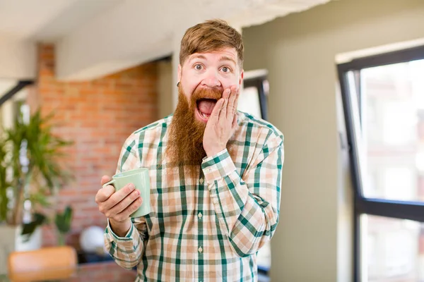 Kızıl Saçlı Adam Kendini Mutlu Hissediyor Kahve Fincanıyla Inanılmaz Bir — Stok fotoğraf