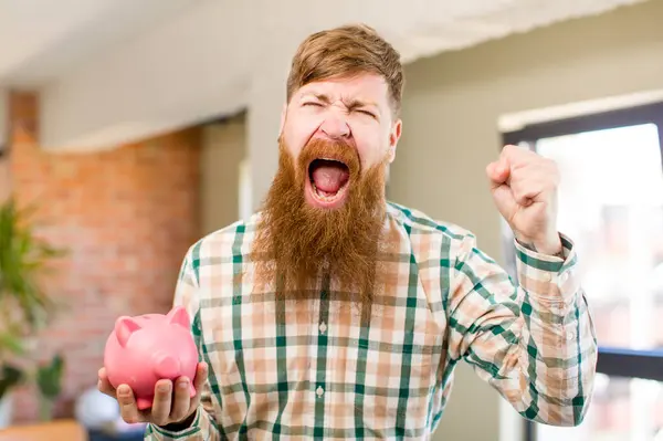 Pelirrojo Hombre Buscando Enojado Molesto Frustrado Con Una Alcancía — Foto de Stock
