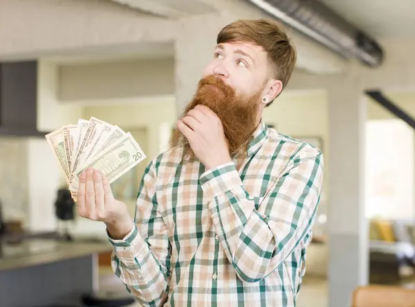 Rusovlasý Muž Veselým Sebevědomým Výrazem Rukou Bradě Dolarovými Bankovkami — Stock fotografie