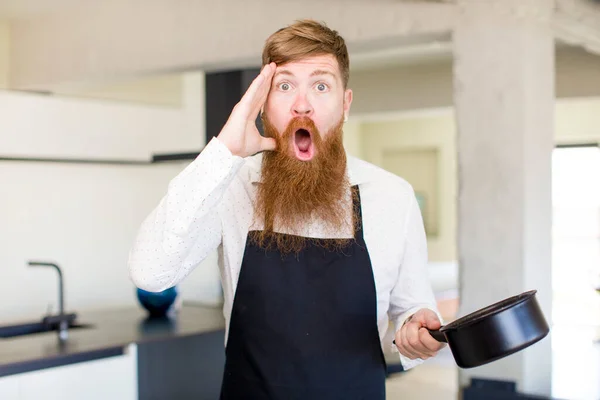 Der Mann Mit Den Roten Haaren Sah Einer Küche Glücklich — Stockfoto
