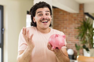Kumbaralı genç ve yakışıklı bir adam. ev içi tasarruf kavramı