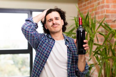 Genç yakışıklı adam yeni evini kutluyor.