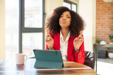 Güzel afro siyahi kadın şans diliyor. iş kadını ve dizüstü bilgisayar konsepti