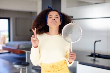 Güzel afro siyahi kadın şans diliyor. ev aşçısı konsepti