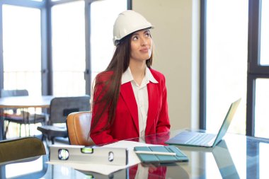 Mutlu ve kendinden emin bir ifadeyle gülümsüyor. mimar konsepti