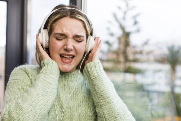 Jolie Jeune Femme Écoutant Musique Avec Des Écouteurs Design Intérieur — Photo