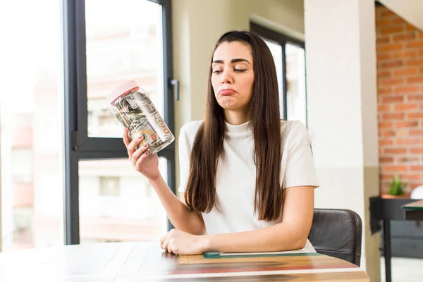 ドル札の若い女性だ 貯蓄の概念 家のインテリアデザイン — ストック写真