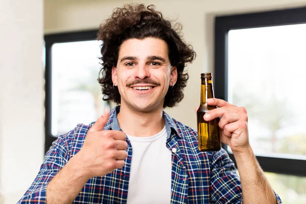 Joven Hombre Guapo Con Una Cerveza Casa Interior —  Fotos de Stock