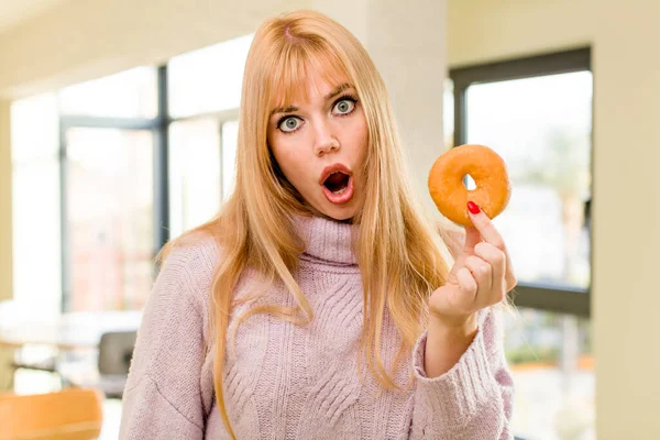 ドーナツを着た若い可愛い女性 家庭内での不健康な食事の概念 — ストック写真