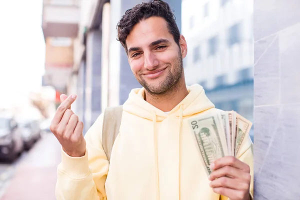 Dolar Banknotları Olan Latin Asıllı Yakışıklı Bir Adam Açık Hava — Stok fotoğraf