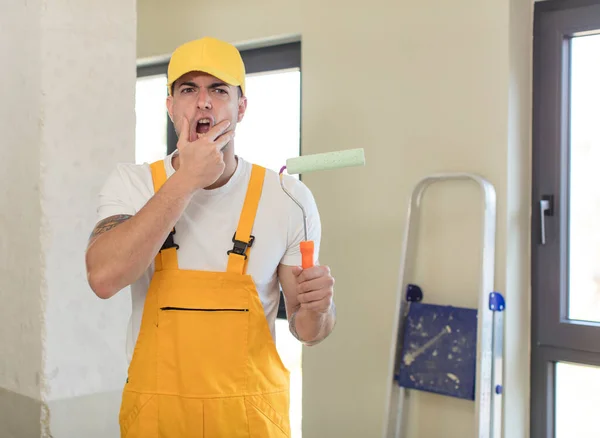 Ung Stilig Man Med Mun Och Ögon Vidöppen Och Hand — Stockfoto