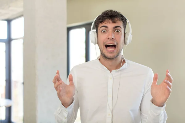 Jovem Homem Bonito Sentindo Feliz Espantado Com Algo Inacreditável Ouvir — Fotografia de Stock