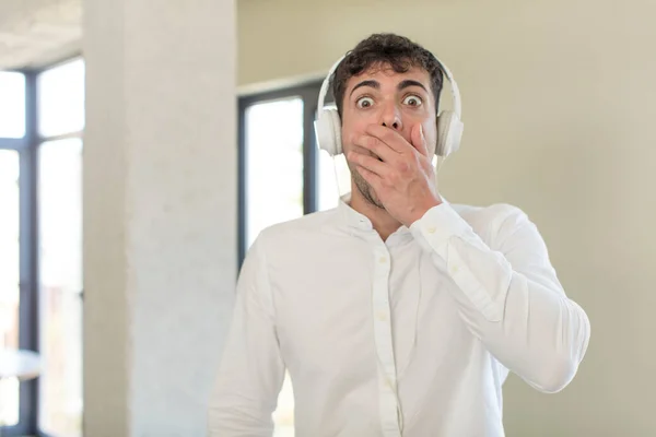 Ung Stilig Man Täcker Munnen Med Hand Och Chockad Eller — Stockfoto