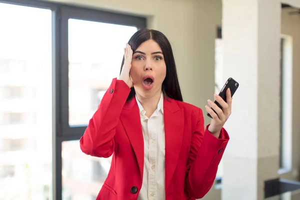 Mulher Muito Jovem Sentindo Extremamente Chocado Surpreso Conceito Smartphone — Fotografia de Stock