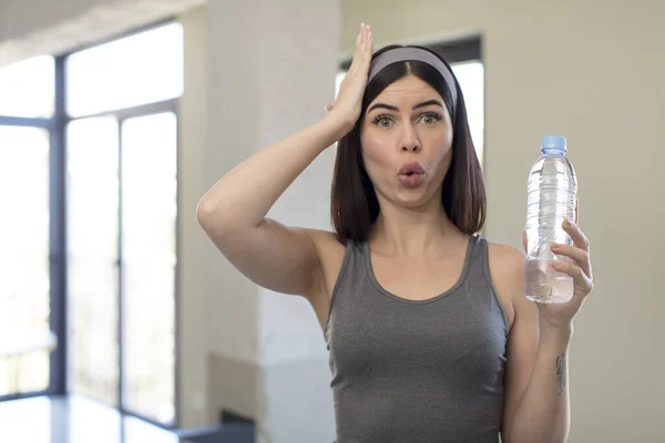 Vacker Ung Kvinna Känner Sig Extremt Chockad Och Förvånad Vattenflaskans — Stockfoto