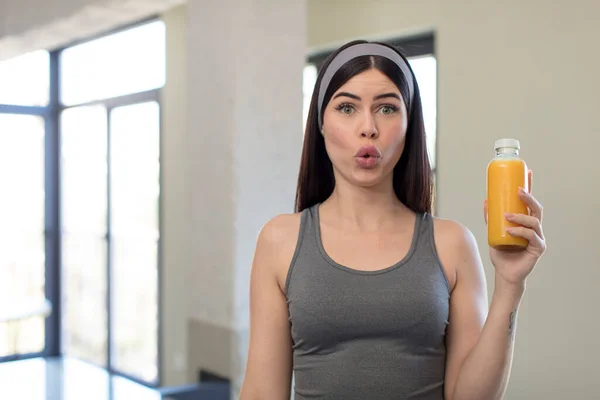 Vacker Ung Kvinna Känner Sig Extremt Chockad Och Förvånad Apelsinjuice — Stockfoto