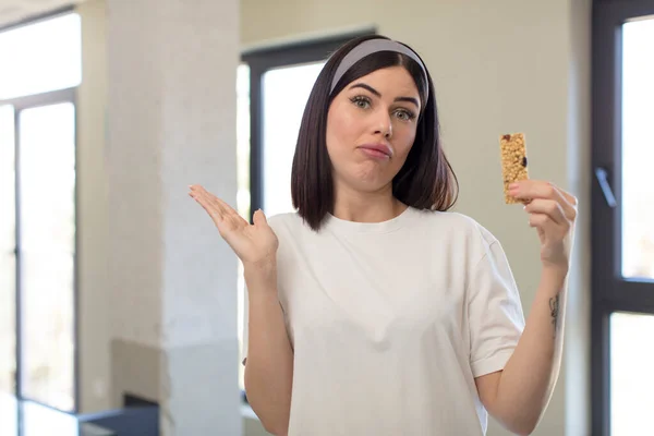 Pretty Young Woman Shrugging Feeling Confused Uncertain Fitness Cereal Bar — Stock Photo, Image