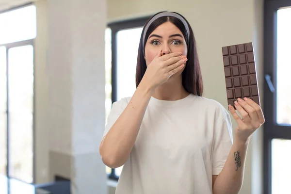 Красивая Молодая Женщина Прикрывающая Рот Рукой Шокирующая Удивляющая Шоколадные — стоковое фото
