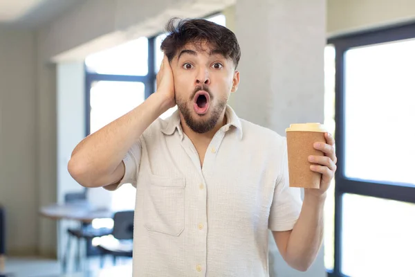 Joven Hombre Guapo Sentirse Extremadamente Sorprendido Sorprendido Quitar Concepto Café —  Fotos de Stock