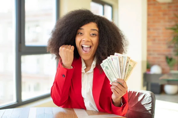 漂亮的黑人女人感到震惊 笑着庆祝胜利 美元钞票概念 — 图库照片