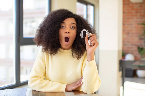 Vrij Afro Zwarte Vrouw Voelt Zich Zeer Geschokt Verrast Tandheelkundige — Stockfoto